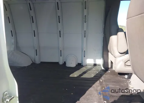 2018 Chevrolet Express 2500 Work Van z USA, uszkodzony, nr VIN 1GCWGAFP0J1270311